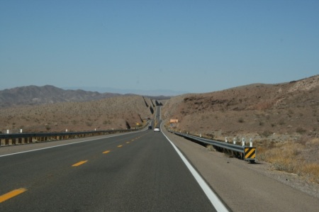 la strada che attraversa il deserto del Nevada
